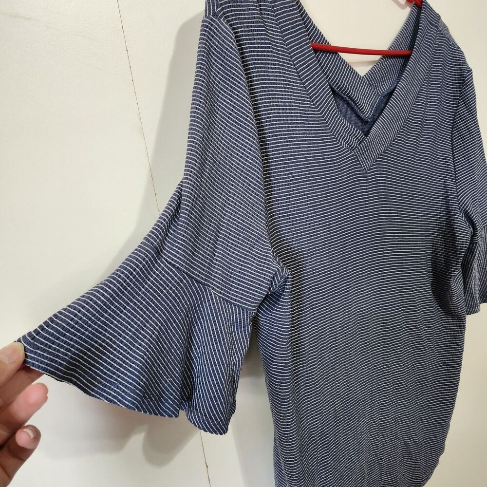 Women’s Como Blue Striped V-Neck Mid Flare Sleeve Top Size L NWT Casual Chic - Picture 4 of 8